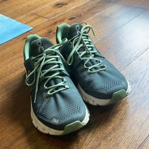 On cloudswift running shoes lightly used green